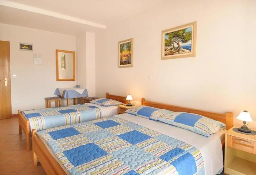 اتاق استاندارد سه تخته با بالکن, Bed And Breakfast Ritoša