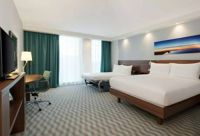 اتاق خانوادگی, Hampton By Hilton London Stansted Airport