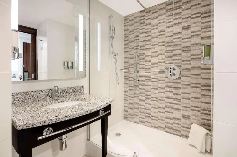 اتاق خانوادگی, Hampton By Hilton London Stansted Airport
