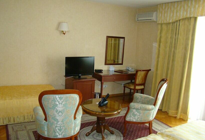 غرفة قياسية ثلاثية, Vila Ariston