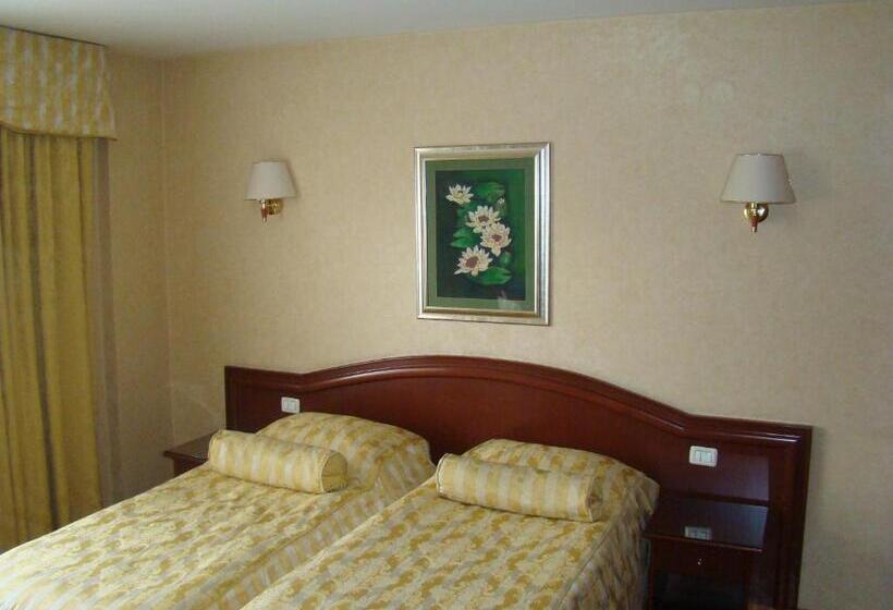 غرفة قياسية ثلاثية, Vila Ariston