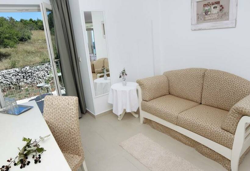 اتاق استاندارد با بالکن و چشم‌انداز دریا, Villa Stefanija Small Boutique Hotel&restaurant