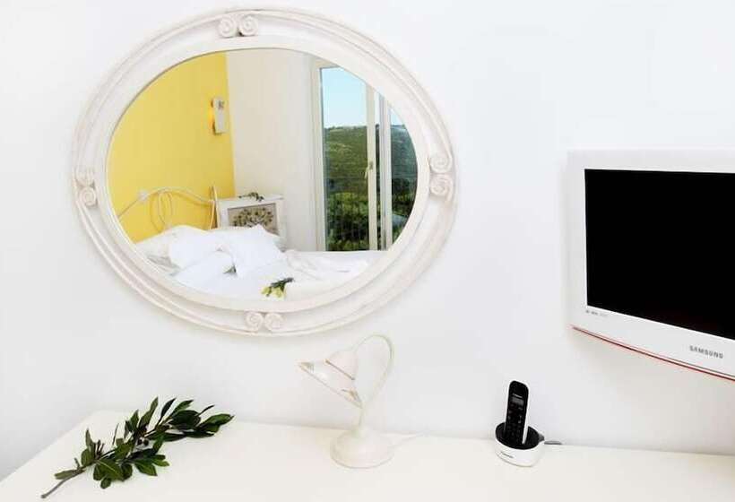 اتاق استاندارد با بالکن و چشم‌انداز دریا, Villa Stefanija Small Boutique Hotel&restaurant