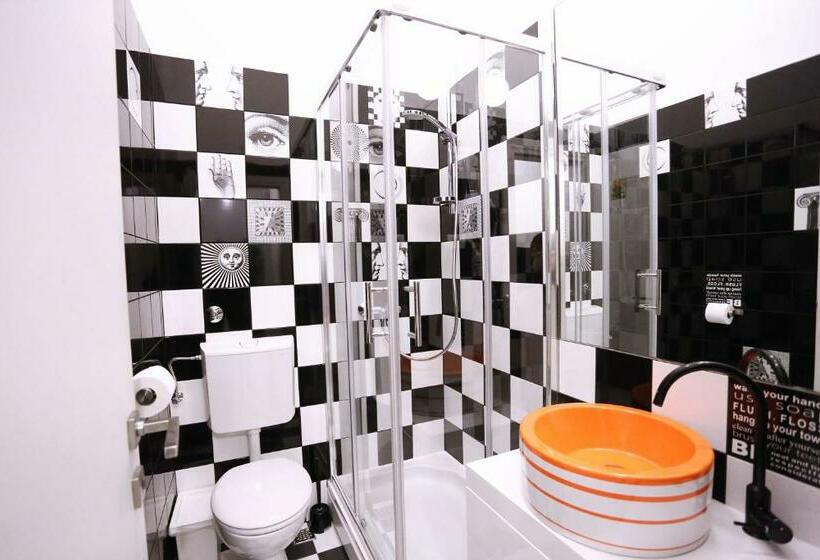 디럭스 룸, The Hostel