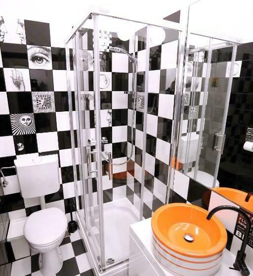 디럭스 룸, The Hostel