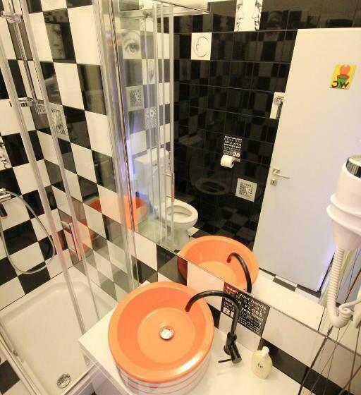 디럭스 룸, The Hostel