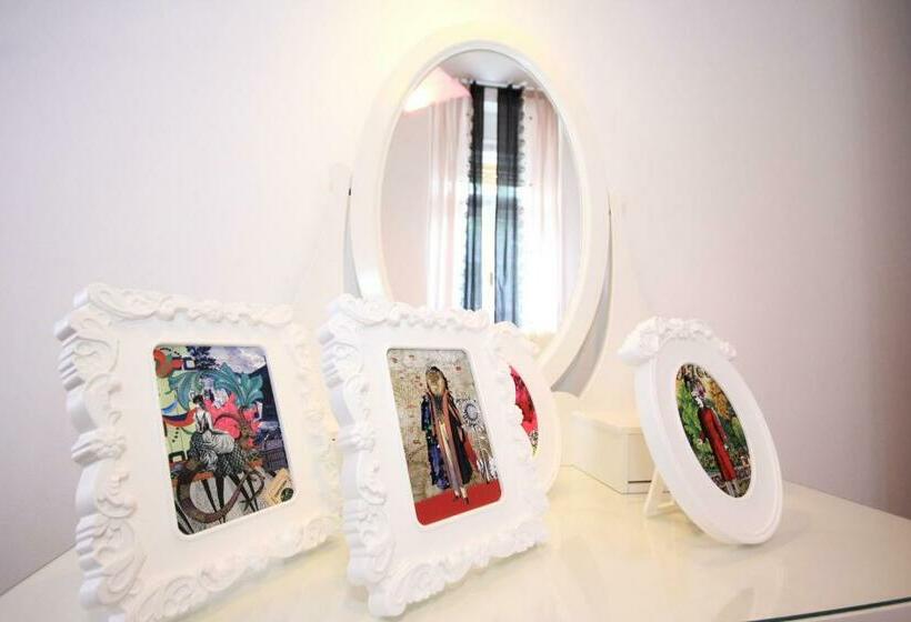 디럭스 룸, The Hostel