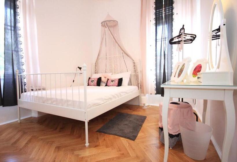 디럭스 룸, The Hostel