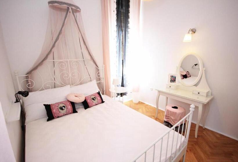 اتاق لوکس, The Hostel