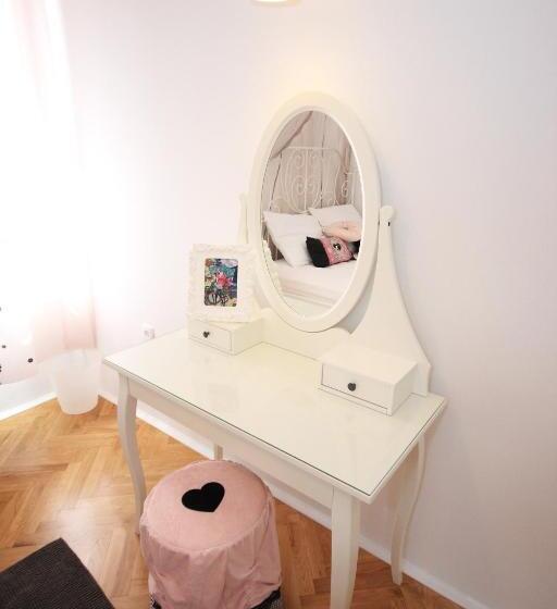 디럭스 룸, The Hostel