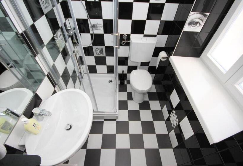 컴포트 룸, The Hostel