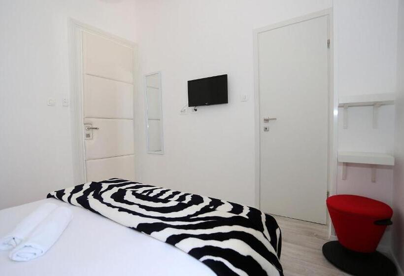 컴포트 룸, The Hostel