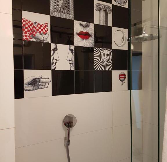 컴포트 룸, The Hostel