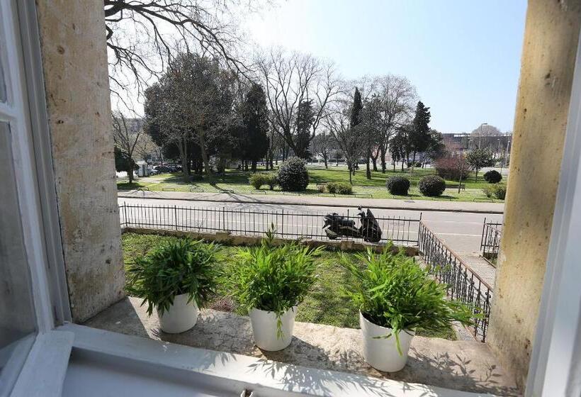 اتاق استاندارد با چشم‌انداز باغ, The Hostel