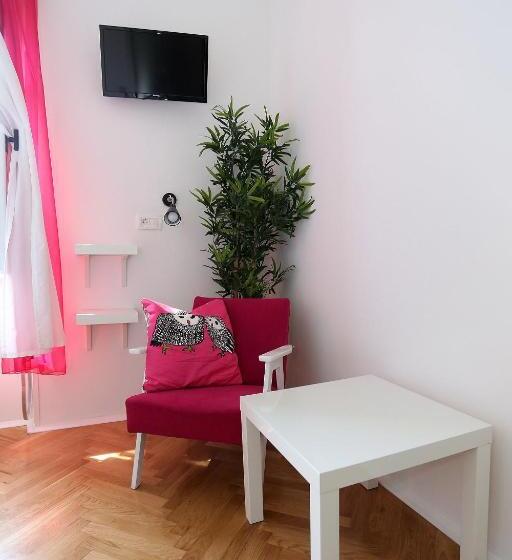 اتاق استاندارد با چشم‌انداز باغ, The Hostel