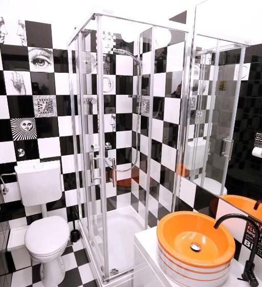 공용 욕실 구비 공동 객실 내의 침대, The Hostel