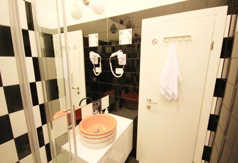 Bed in Shared Room with Shared Bathroom, The Hostel