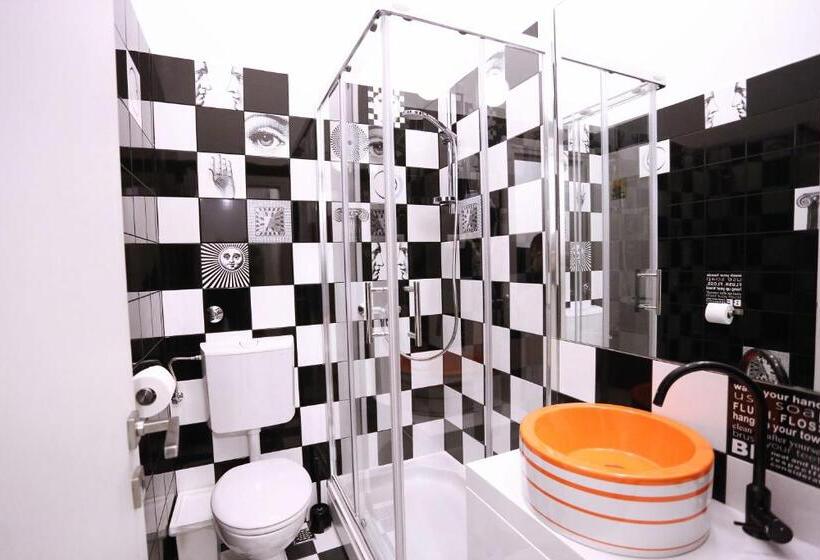 공용 욕실 구비 공동 객실 내의 침대, The Hostel