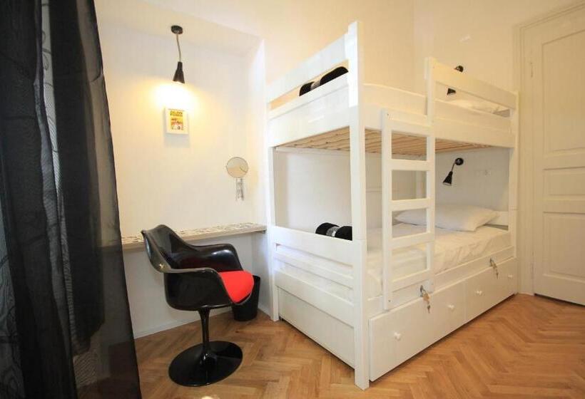 공용 욕실 구비 공동 객실 내의 침대, The Hostel