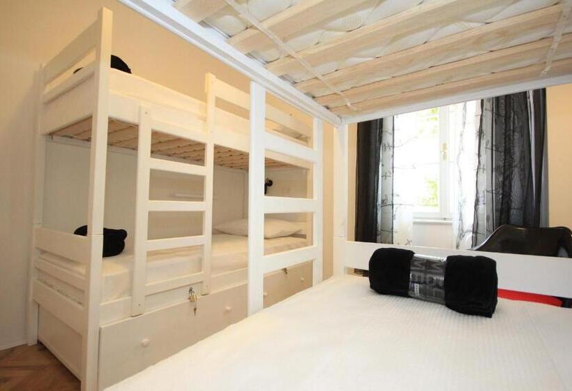 공용 욕실 구비 공동 객실 내의 침대, The Hostel