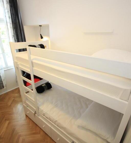 공용 욕실 구비 공동 객실 내의 침대, The Hostel