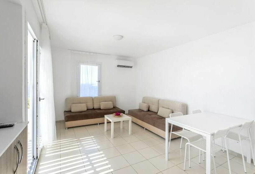 דירת חדר, Vega Aparts