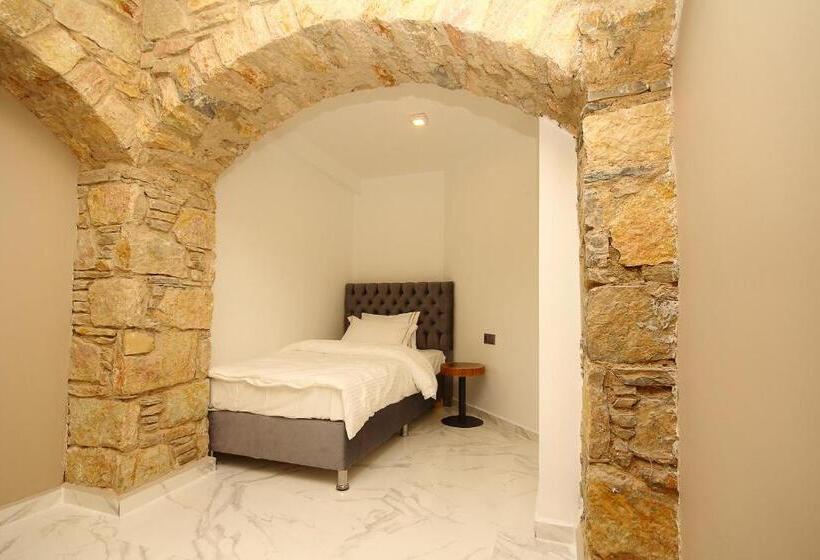 סוויטה משפחתית, Vega Aparts