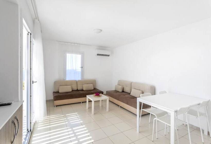 דירת שני חדרים, Vega Aparts