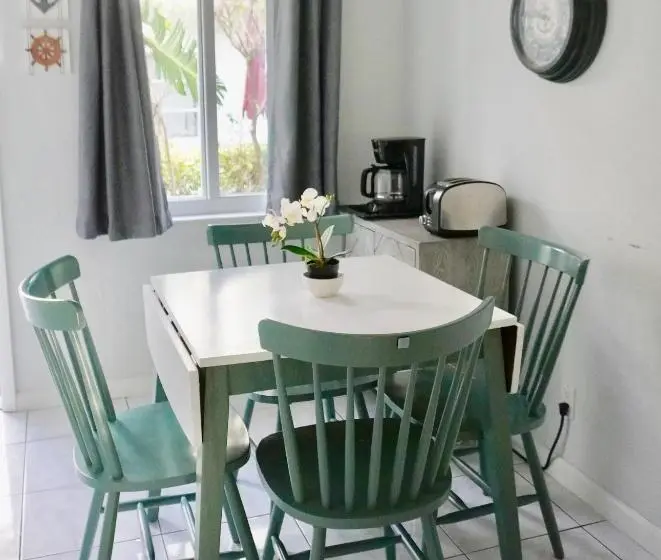 デラックスの４人部屋, 4145 By The Sea Inn & Suites