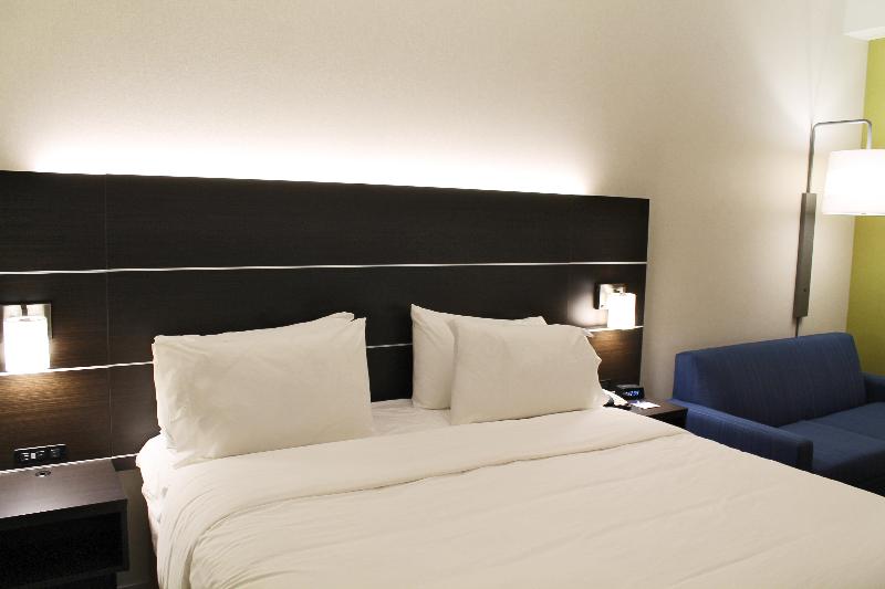 带大床的套房, Holiday Inn Express & Suites   St. Louis South   I 55, An Ihg
