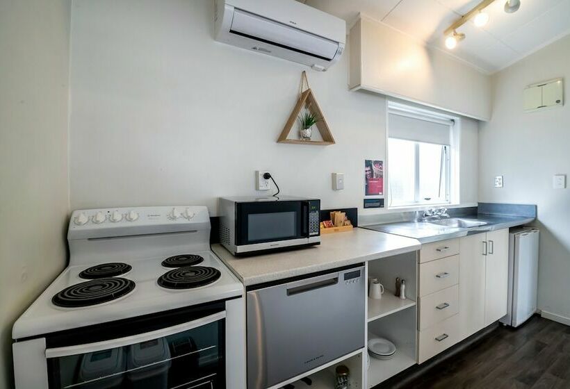 패밀리 스튜디오, Aura Accommodation