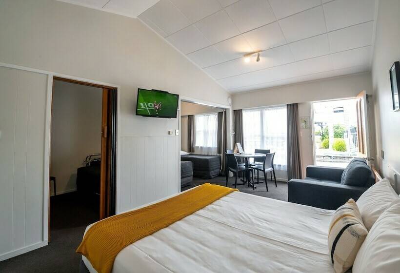 패밀리 스튜디오, Aura Accommodation