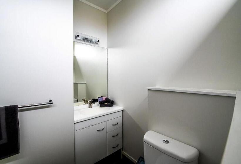 스탠다드 스튜디오, Aura Accommodation