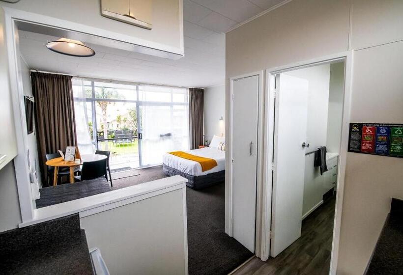 스탠다드 스튜디오, Aura Accommodation