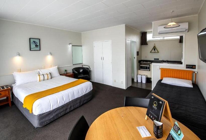 스탠다드 스튜디오, Aura Accommodation