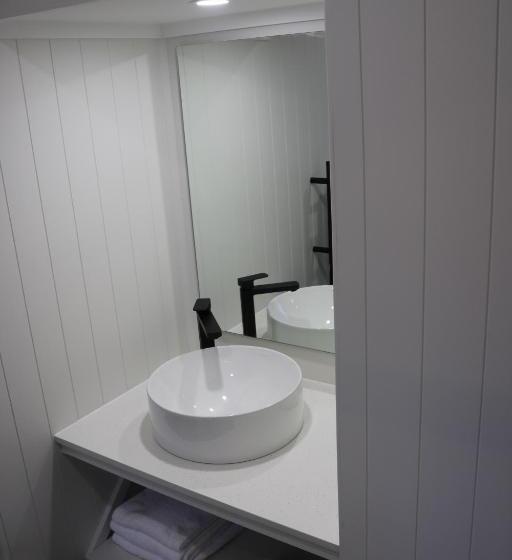 패밀리 스튜디오, Aura Accommodation