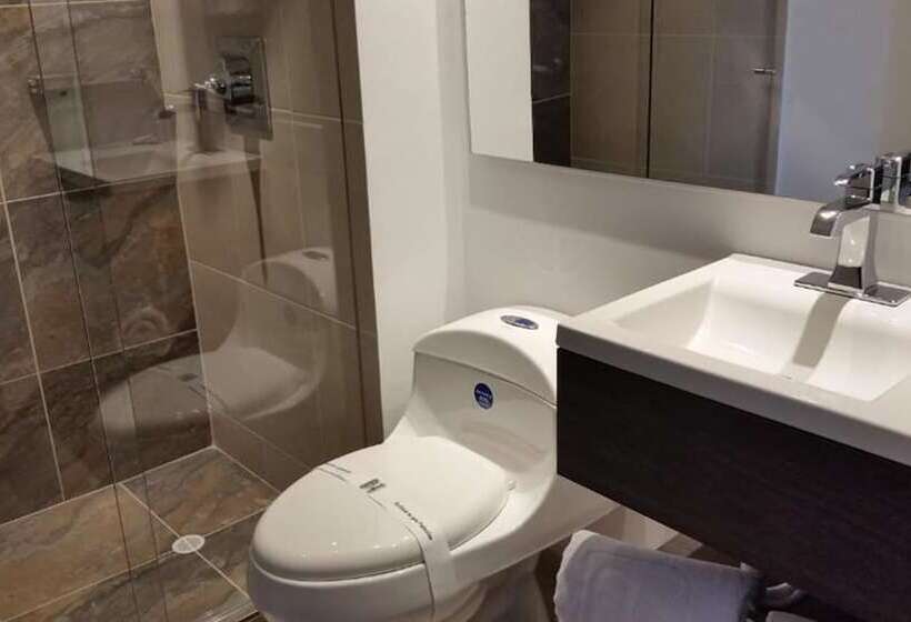 标准三人间, Az Hotel