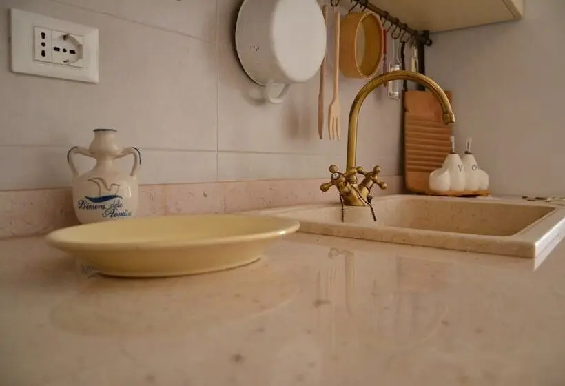 Standard Kolmen Hengen Huone, Dimora Delle Rondini