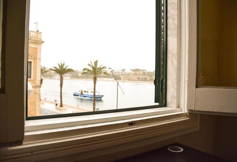 اتاق سه نفره دلوکس با چشم‌انداز دریا, B&b Le Colonne