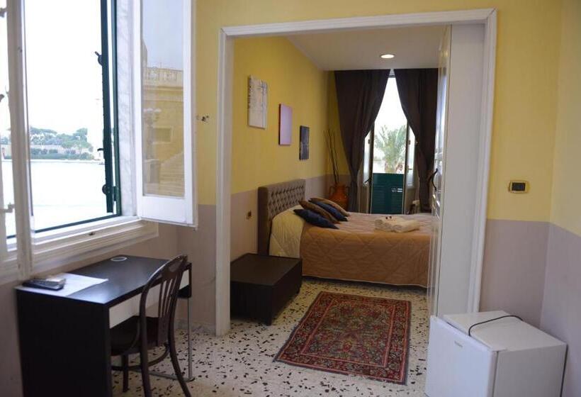 اتاق سه نفره دلوکس با چشم‌انداز دریا, B&b Le Colonne