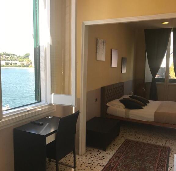 اتاق سه نفره دلوکس با چشم‌انداز دریا, B&b Le Colonne