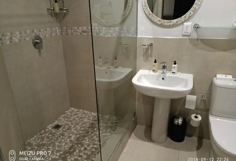 اتاق استاندارد, Sand River Guest House