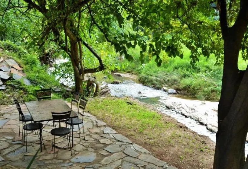 استودیوی استاندارد, Sand River Guest House