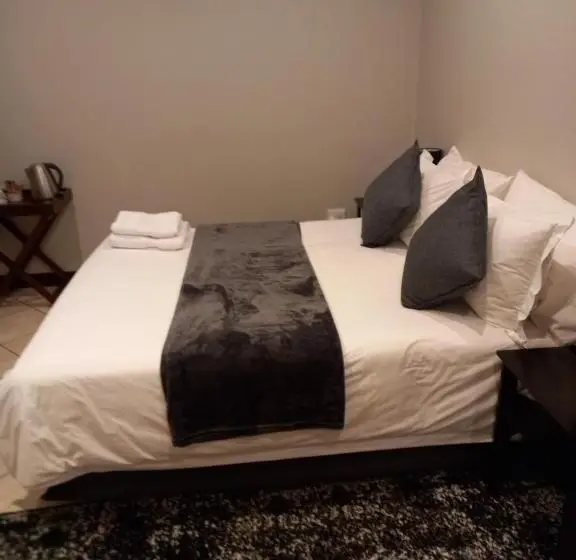 اتاق اکونومی, Sand River Guest House