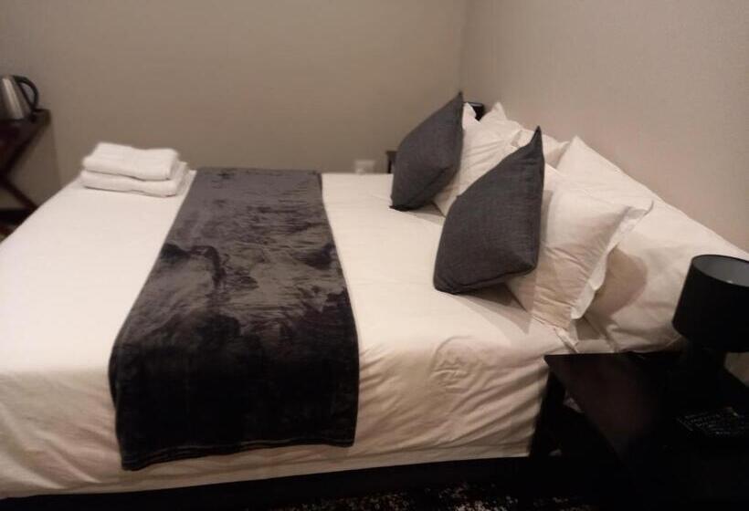 اتاق اکونومی, Sand River Guest House