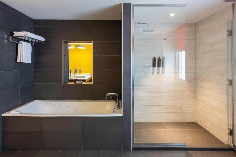 מיטת קינג בסוויטה, Aloft Al Ain