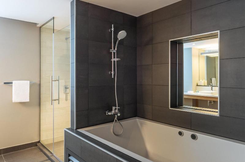 סוויטת ג'וניור מיטת קינג, Aloft Al Ain