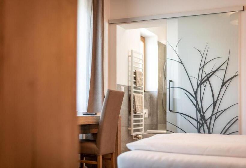 スタンダードルーム, Christine