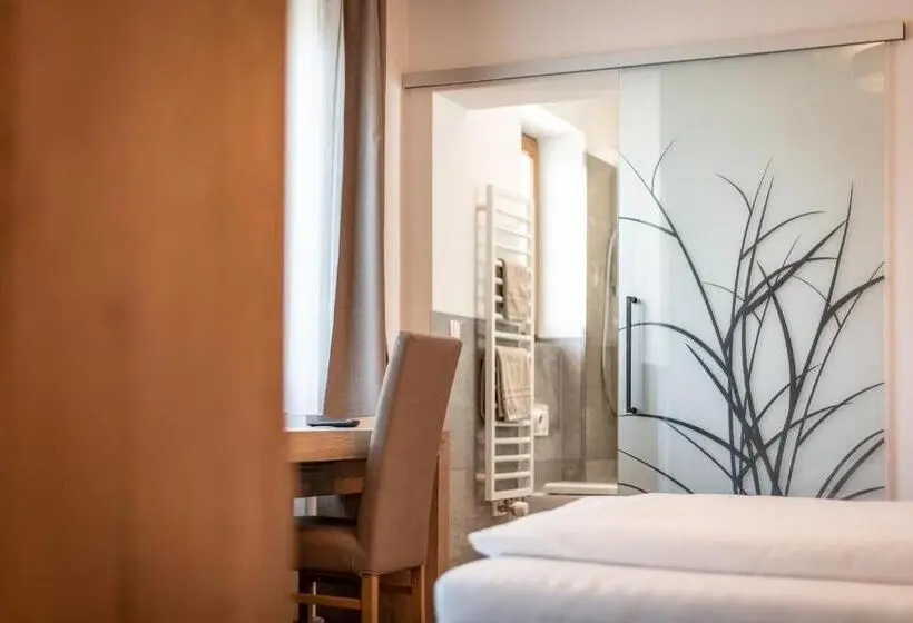 Standard-huone, Christine
