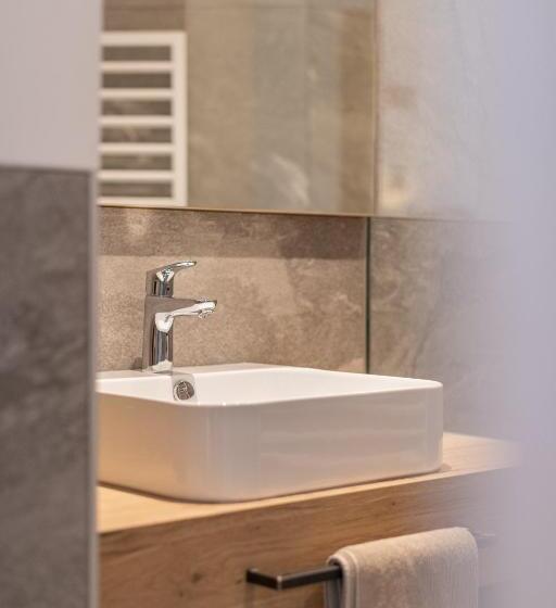 スタンダードルーム, Christine